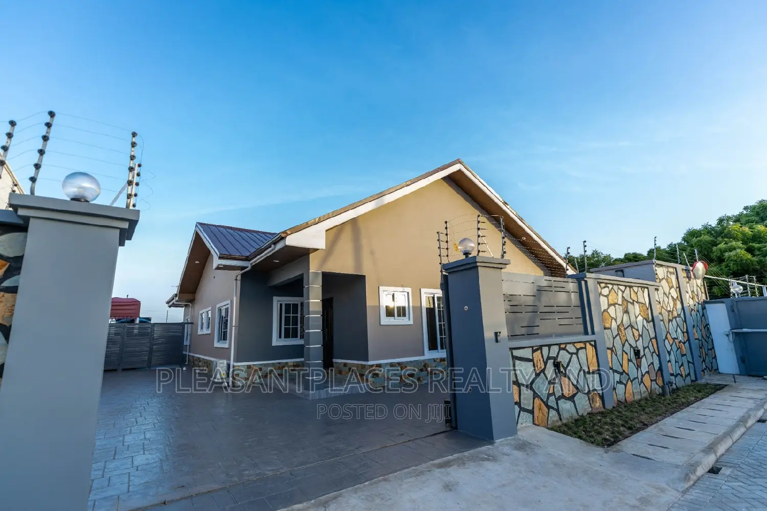3bdrm House in Pleasantplaces, Spintex for sale