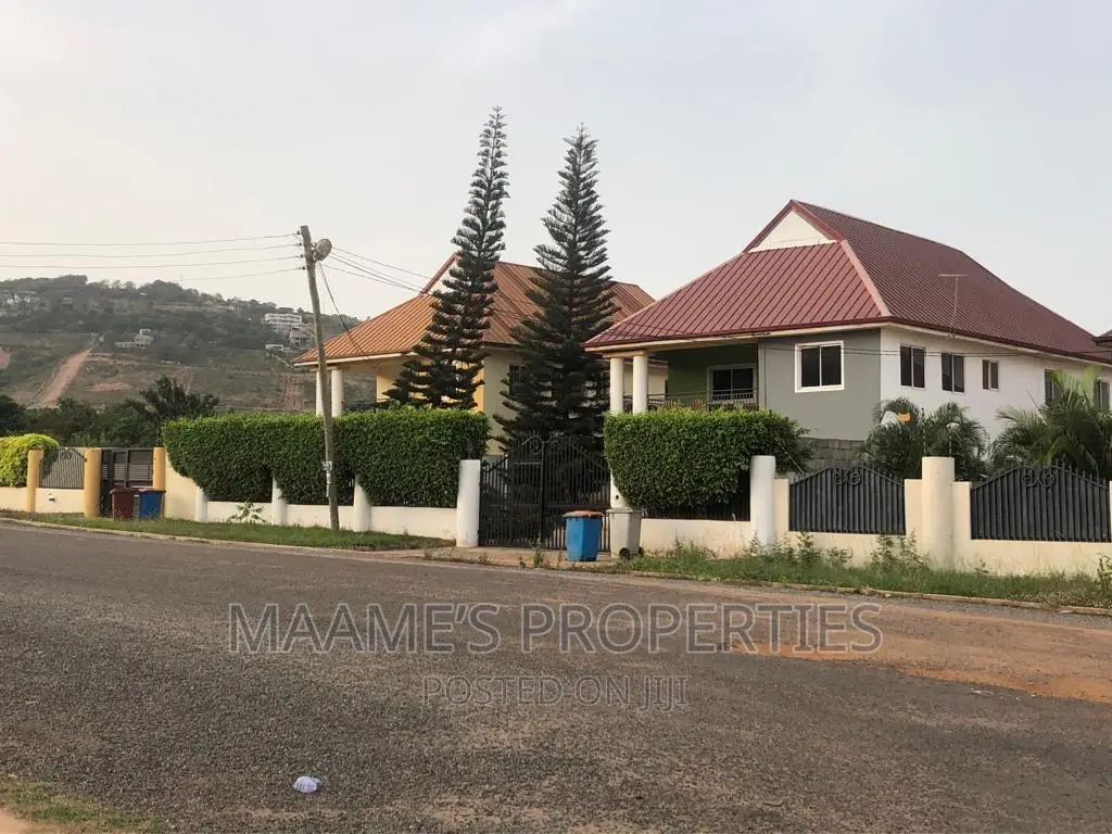 5bdrm Duplex in Oyarifa for sale