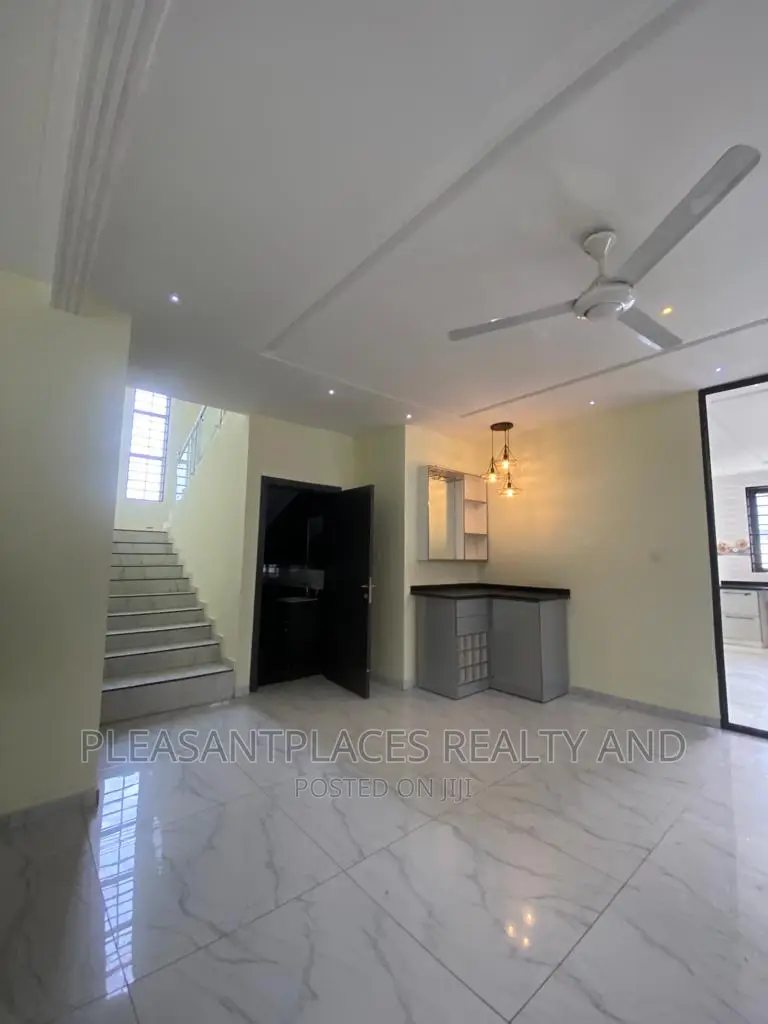 4bdrm Duplex in Pleasantplaces, East Legon for rent