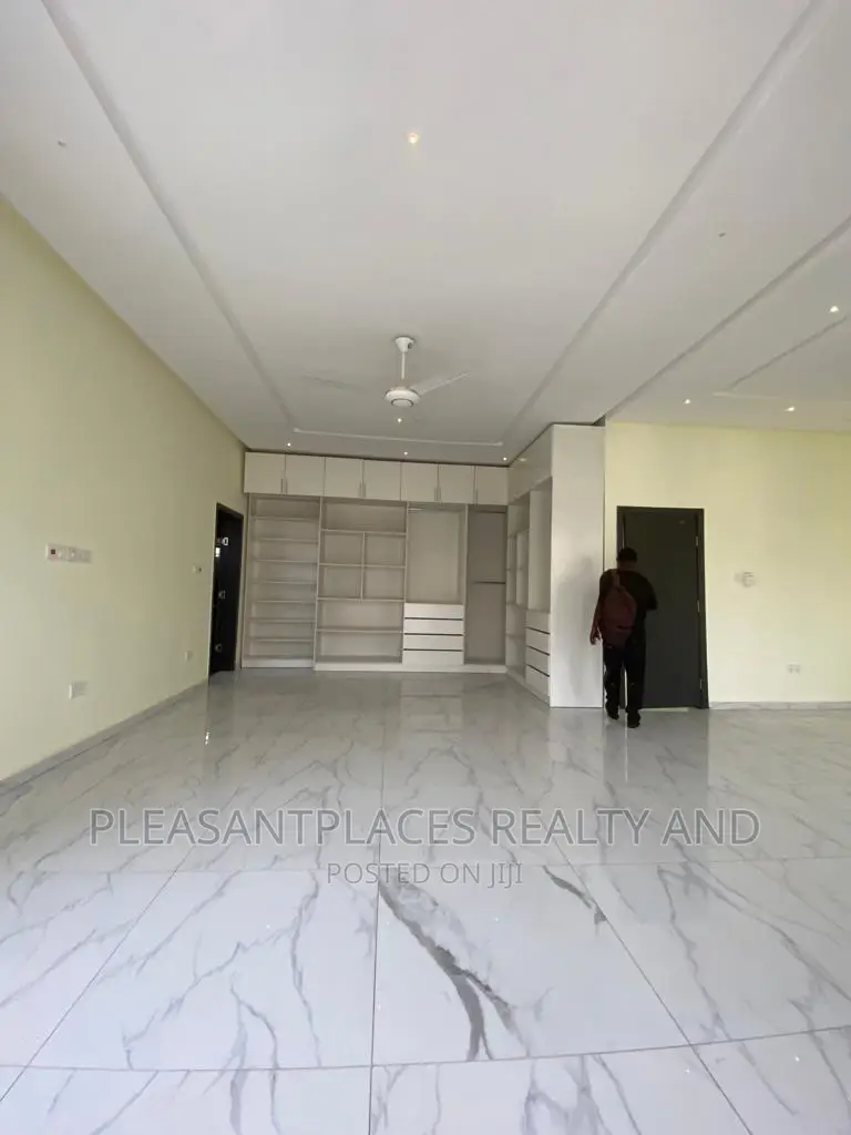 4bdrm Duplex in Pleasantplaces, East Legon for rent