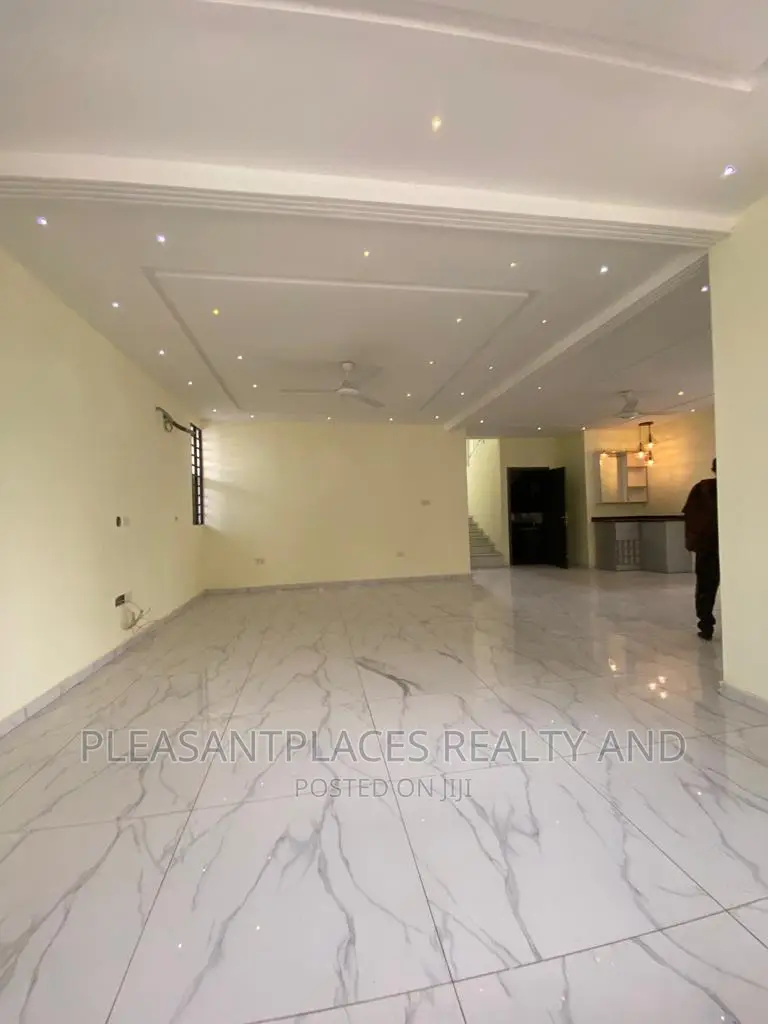 4bdrm Duplex in Pleasantplaces, East Legon for rent