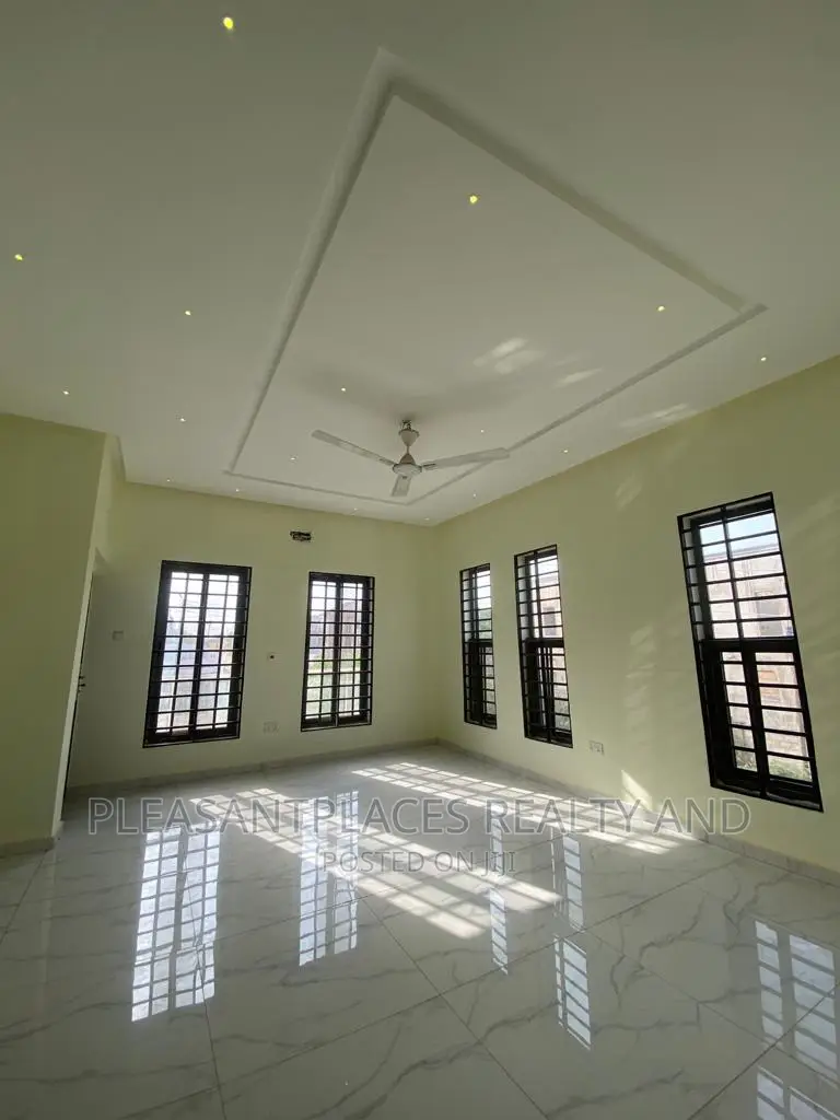 4bdrm Duplex in Pleasantplaces, East Legon for rent