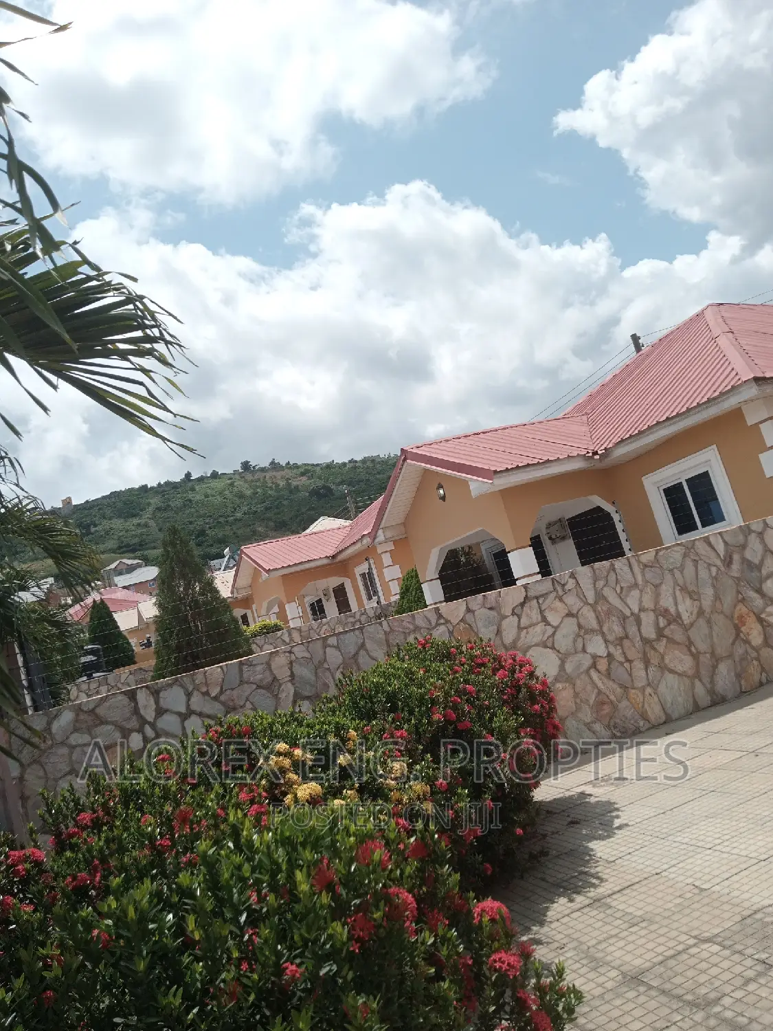 3bdrm House in Self Compound, Oyarifa for rent