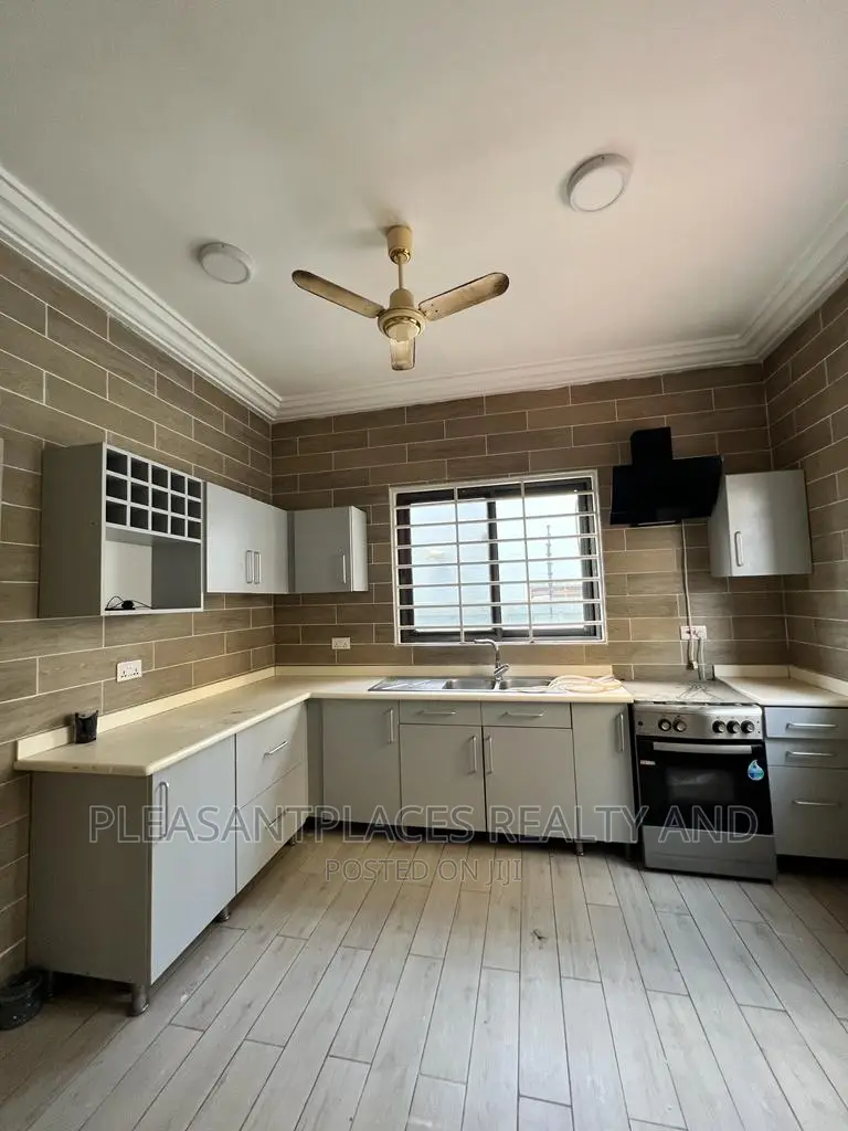 4bdrm Duplex in Pleasantplaces, East Legon for rent