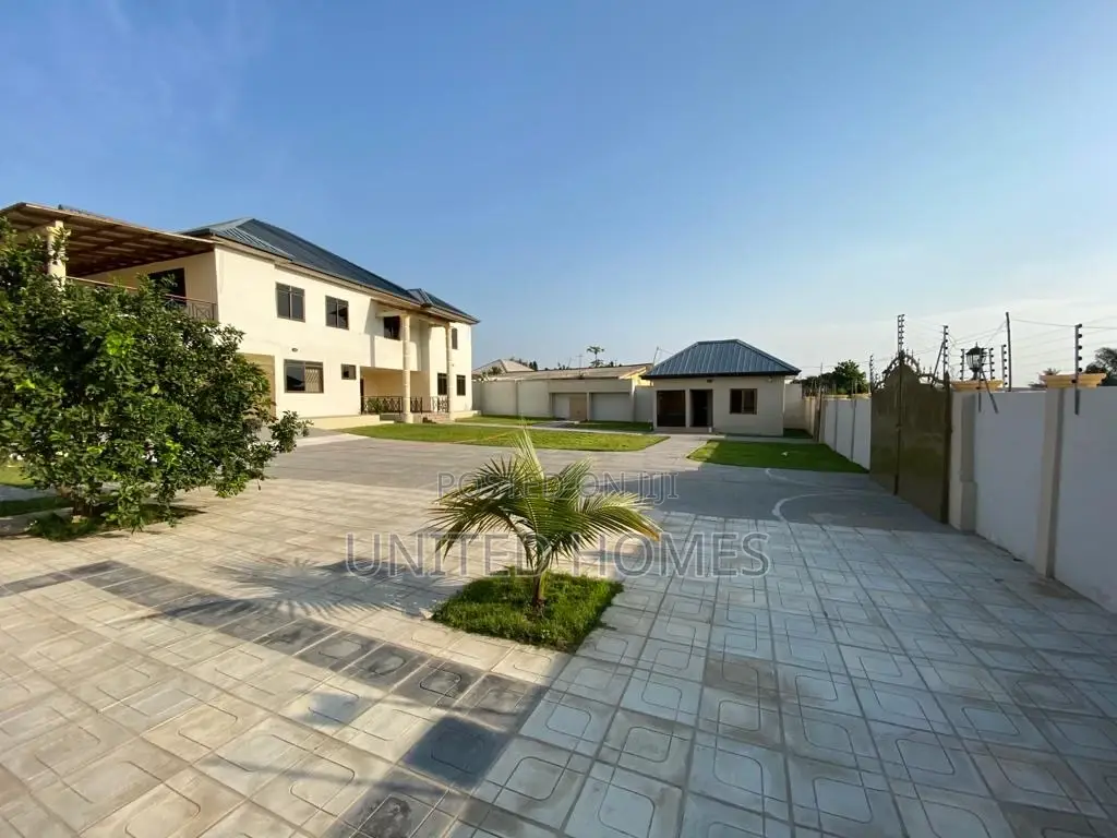 9bdrm Apartment in Kasoa for sale