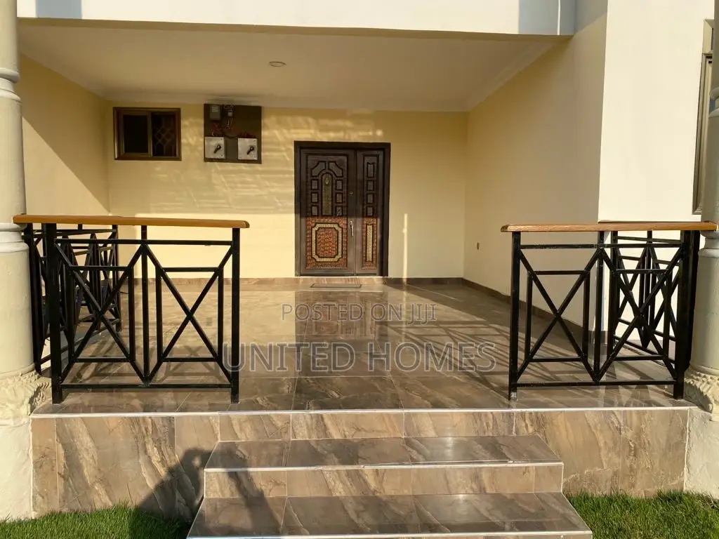 9bdrm Apartment in Kasoa for sale