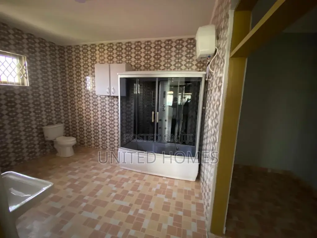 9bdrm Apartment in Kasoa for sale