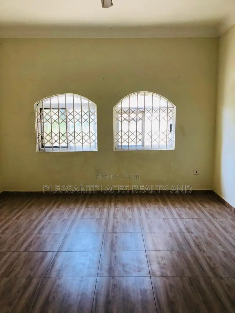 5bdrm Duplex in Pleasantplaces, Ashomang Estate for rent