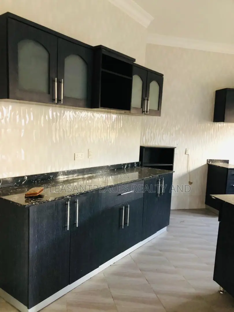 5bdrm Duplex in Pleasantplaces, Ashomang Estate for rent