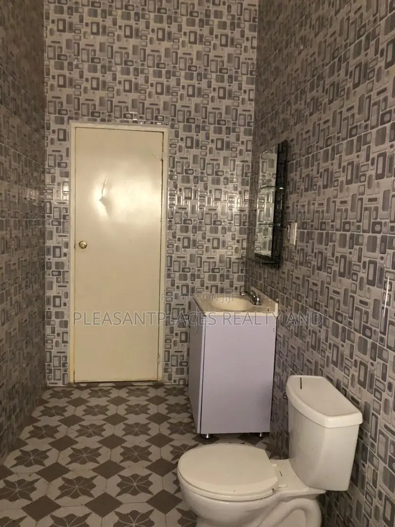 5bdrm Duplex in Pleasantplaces, Ashomang Estate for rent