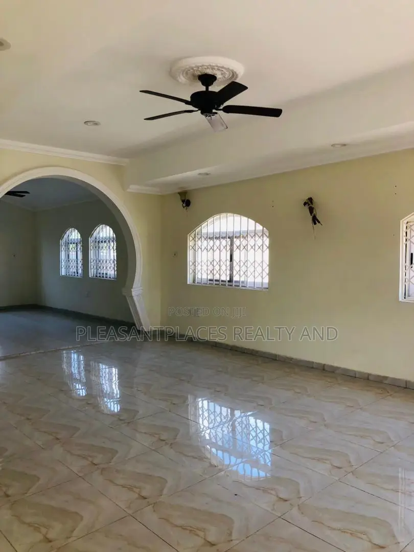 5bdrm Duplex in Pleasantplaces, Ashomang Estate for rent