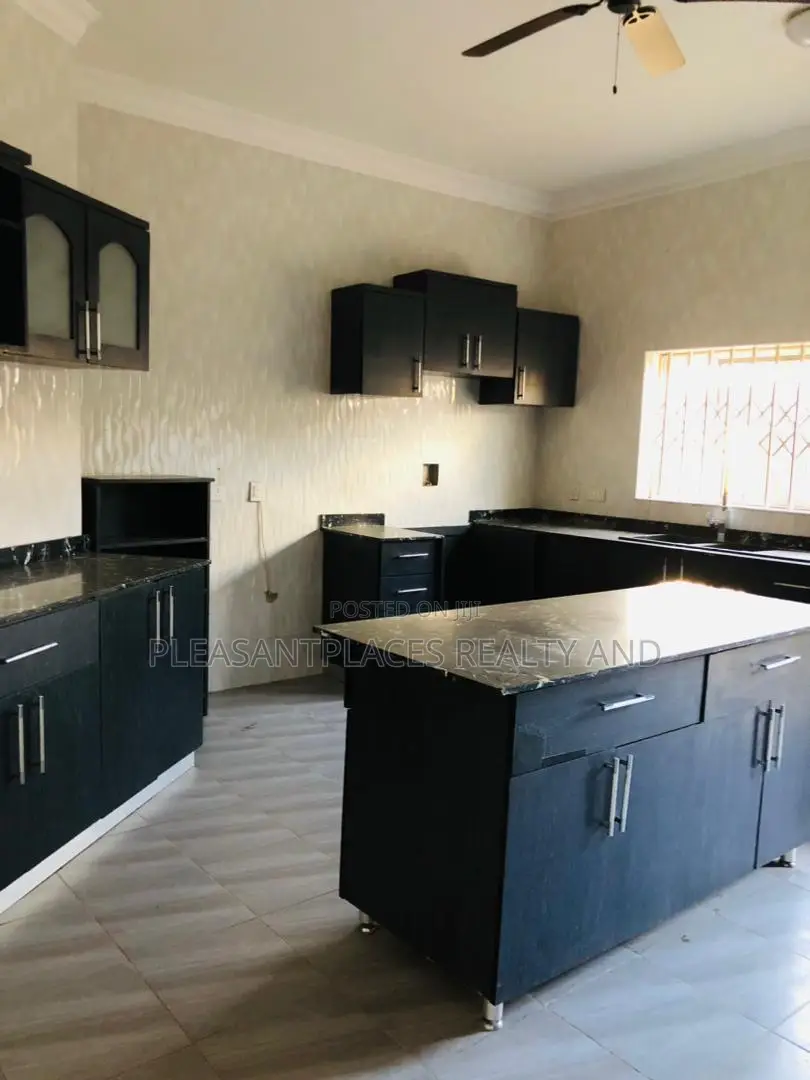 5bdrm Duplex in Pleasantplaces, Ashomang Estate for rent