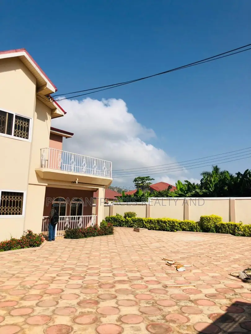 5bdrm Duplex in Pleasantplaces, Ashomang Estate for rent