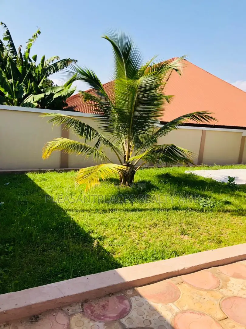 5bdrm Duplex in Pleasantplaces, Ashomang Estate for rent