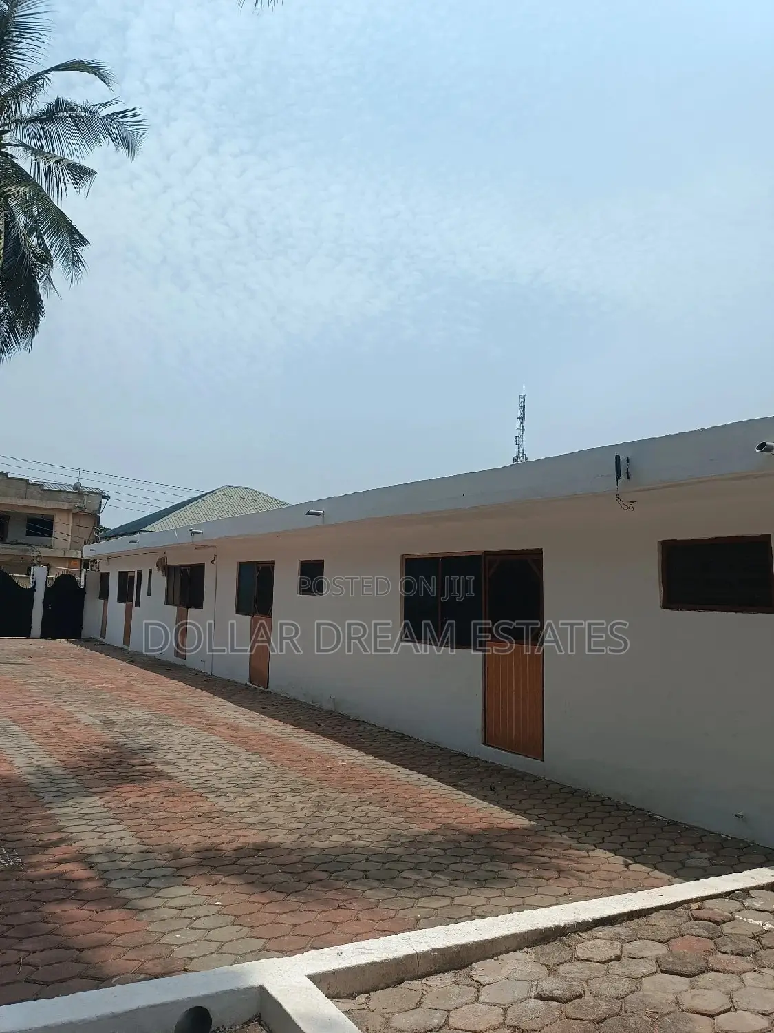18bdrm House in Kwashieman for sale