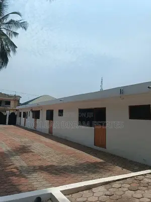 18bdrm House in Kwashieman for sale