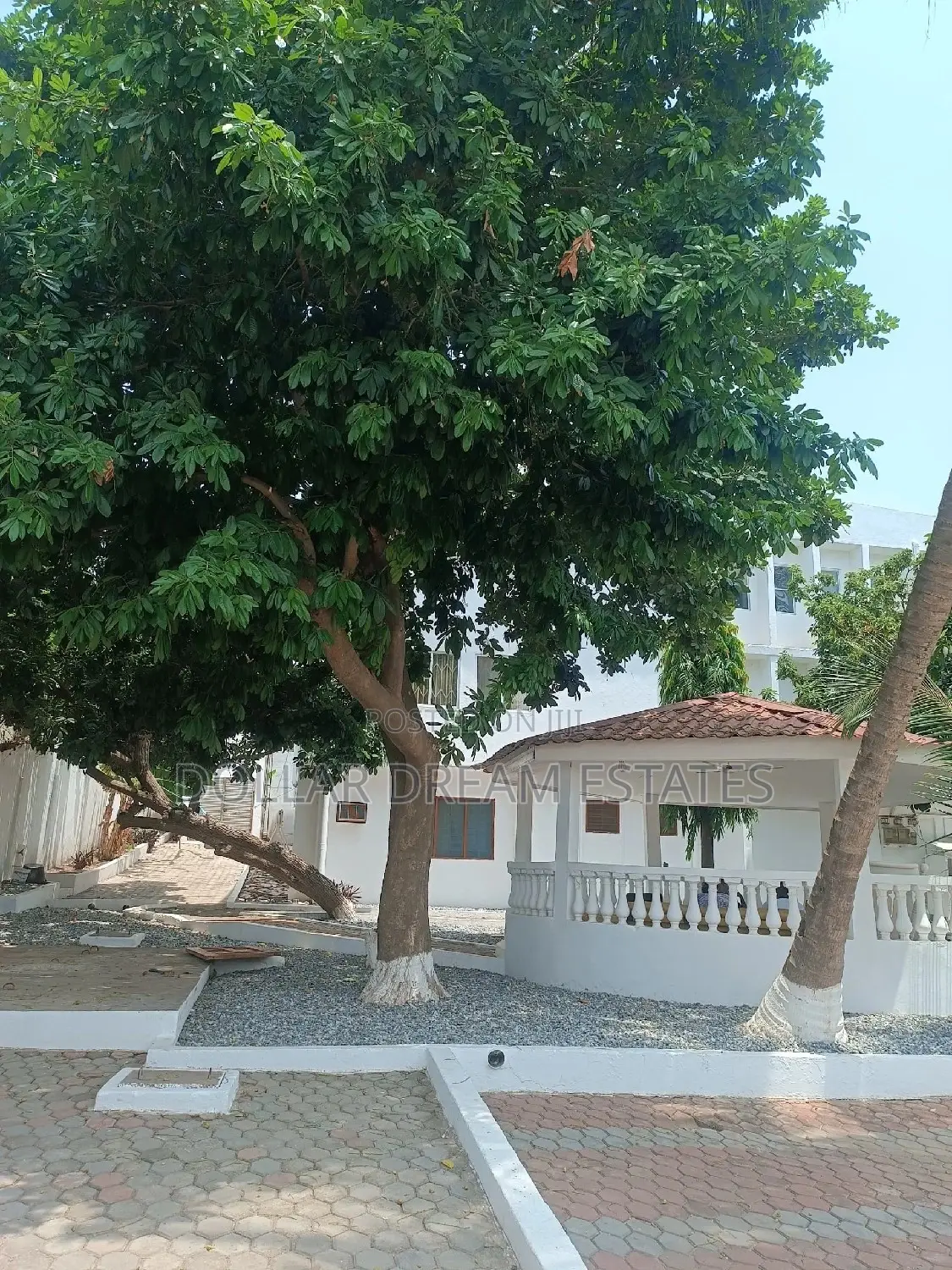 18bdrm House in Kwashieman for sale