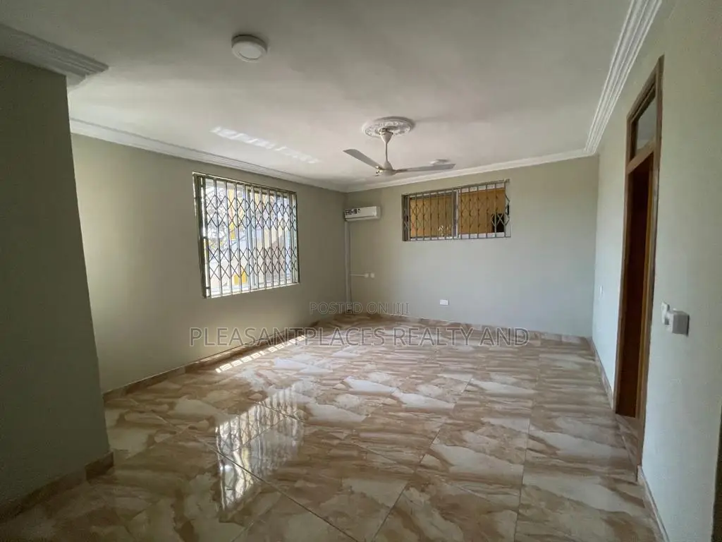 3bdrm Apartment in Pleasantplaces, East Legon for rent