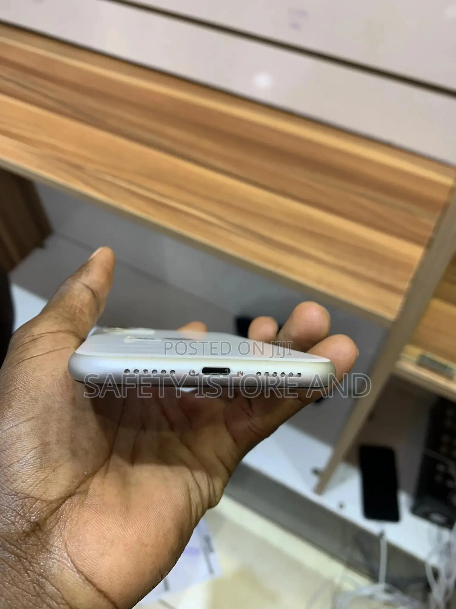 New Apple iPhone 11 64 GB White
