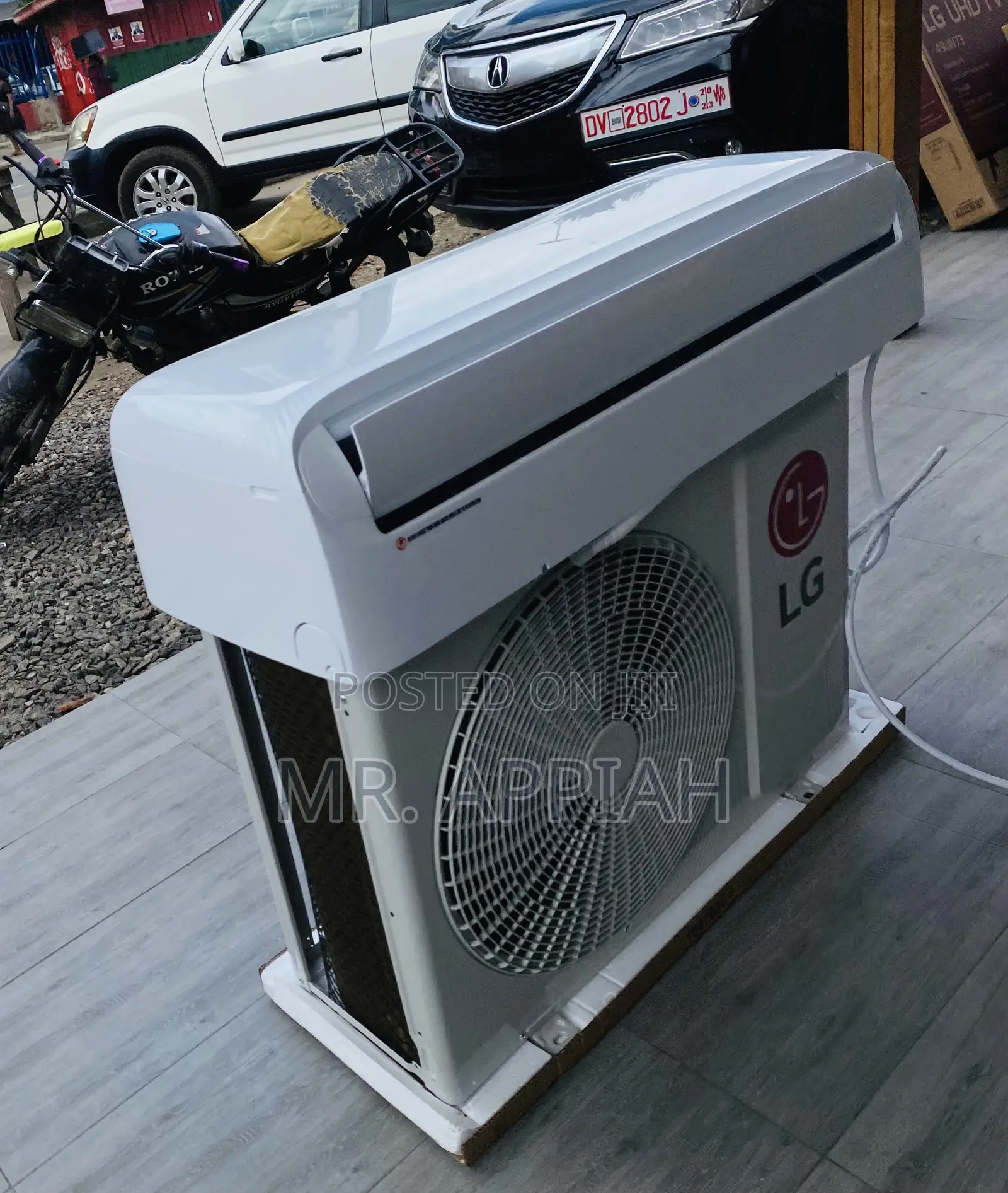 Extremely Chilling LG 1.5hp Splittype Air Conditioner,White