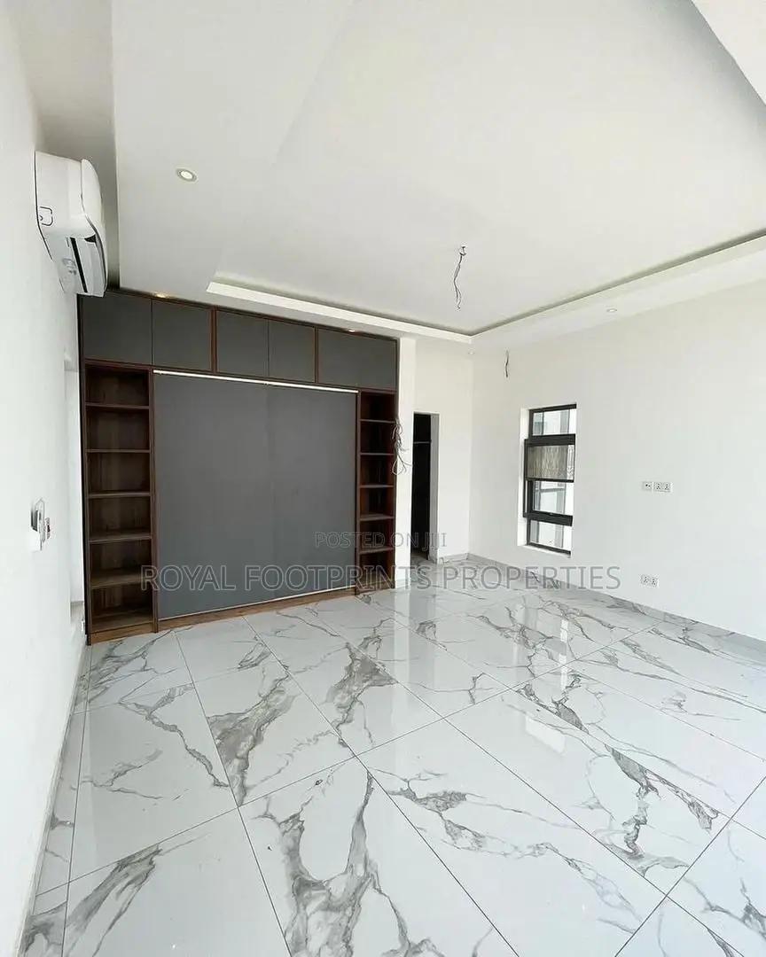 4bdrm House in Royal Footprints, Lake Side Estate for sale
