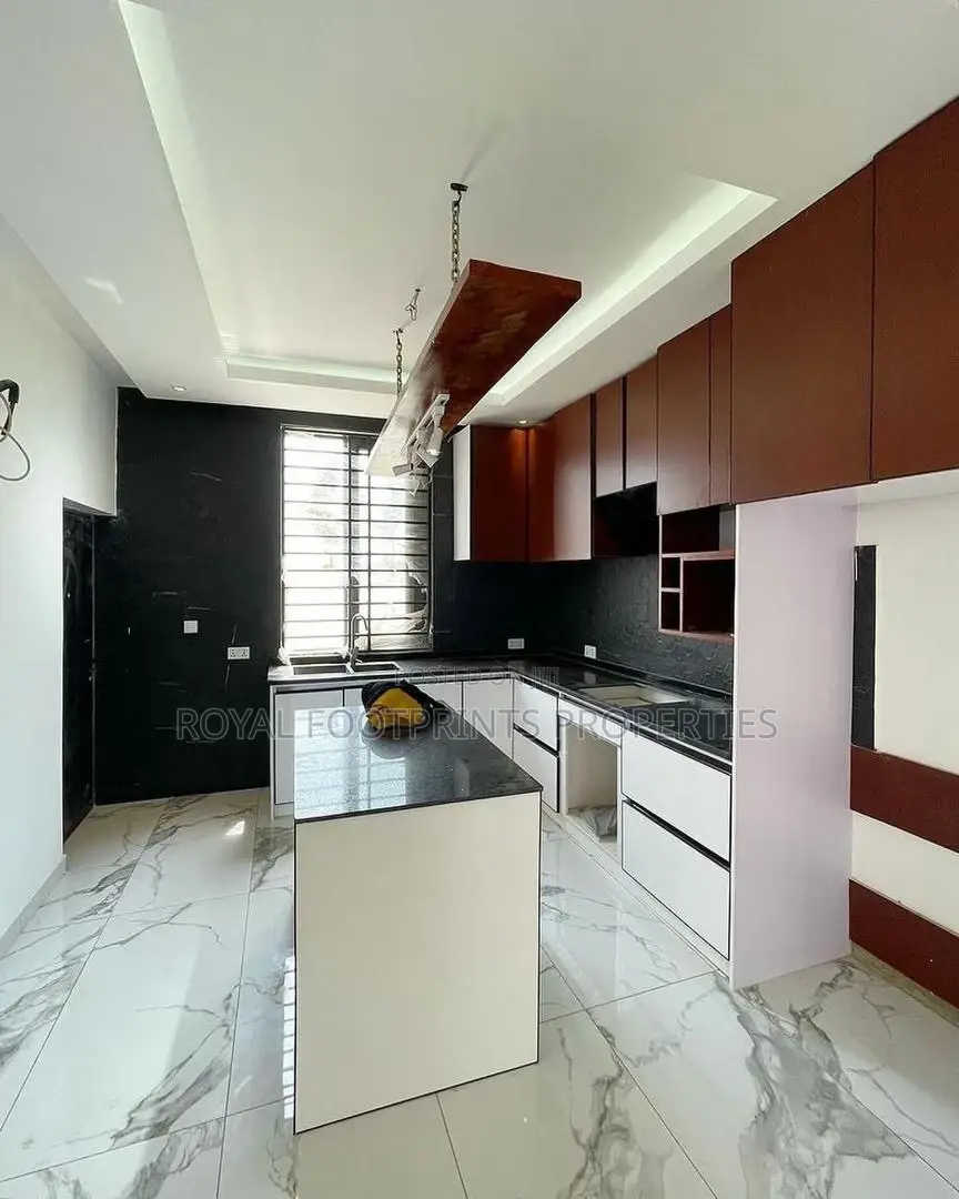 4bdrm House in Royal Footprints, Lake Side Estate for sale