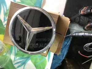 Mercedes’ Benz Logo C 300
