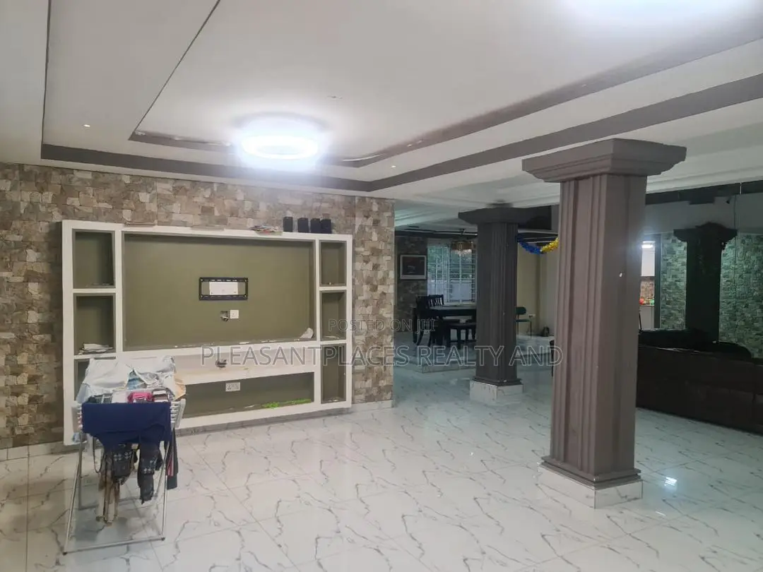 5bdrm Duplex in Pleasantplaces, Accra Metropolitan for sale