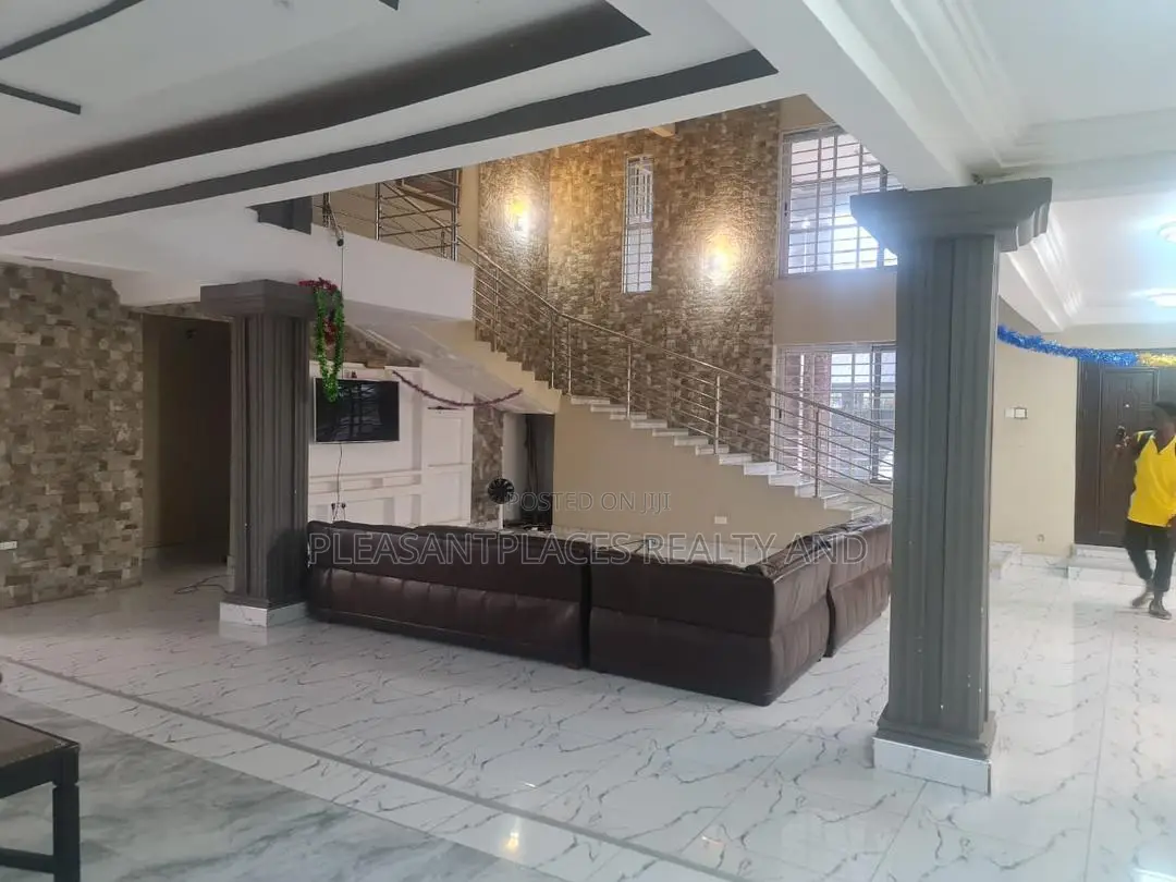 5bdrm Duplex in Pleasantplaces, Accra Metropolitan for sale