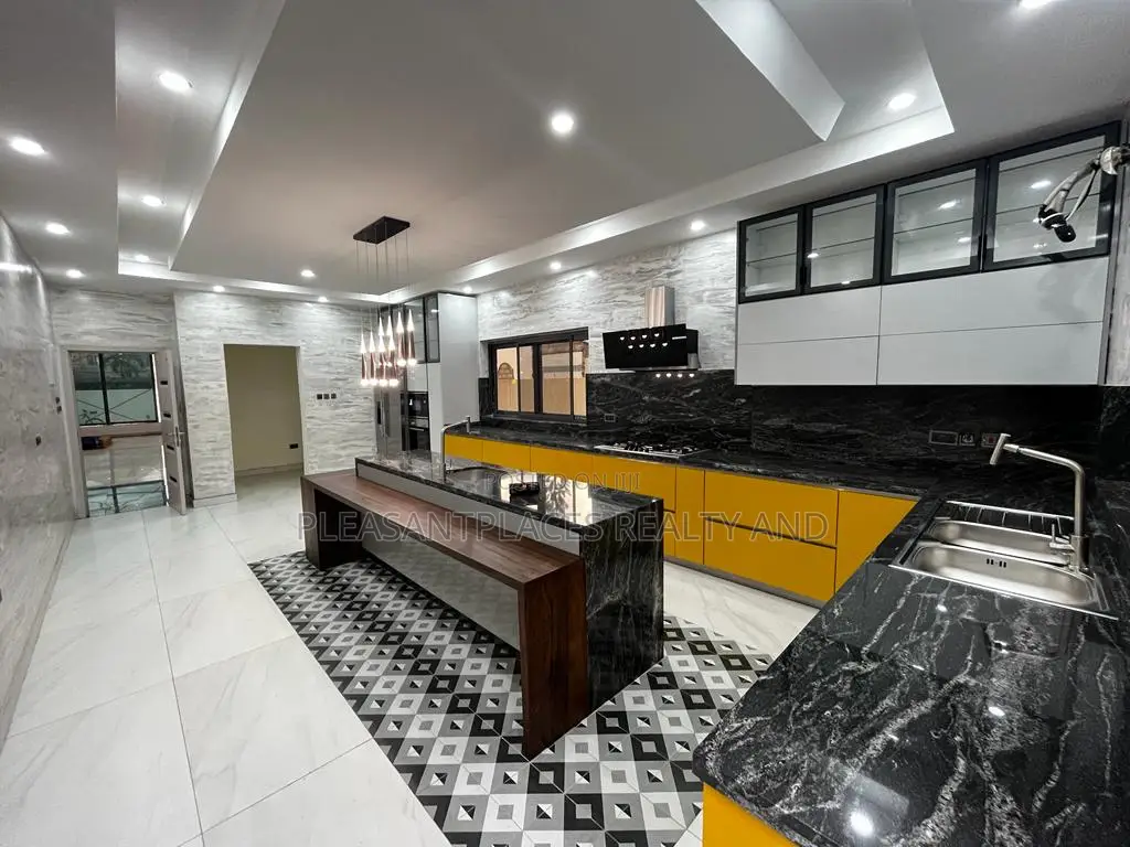 5bdrm Mansion in Pleasantplaces, East Legon for sale