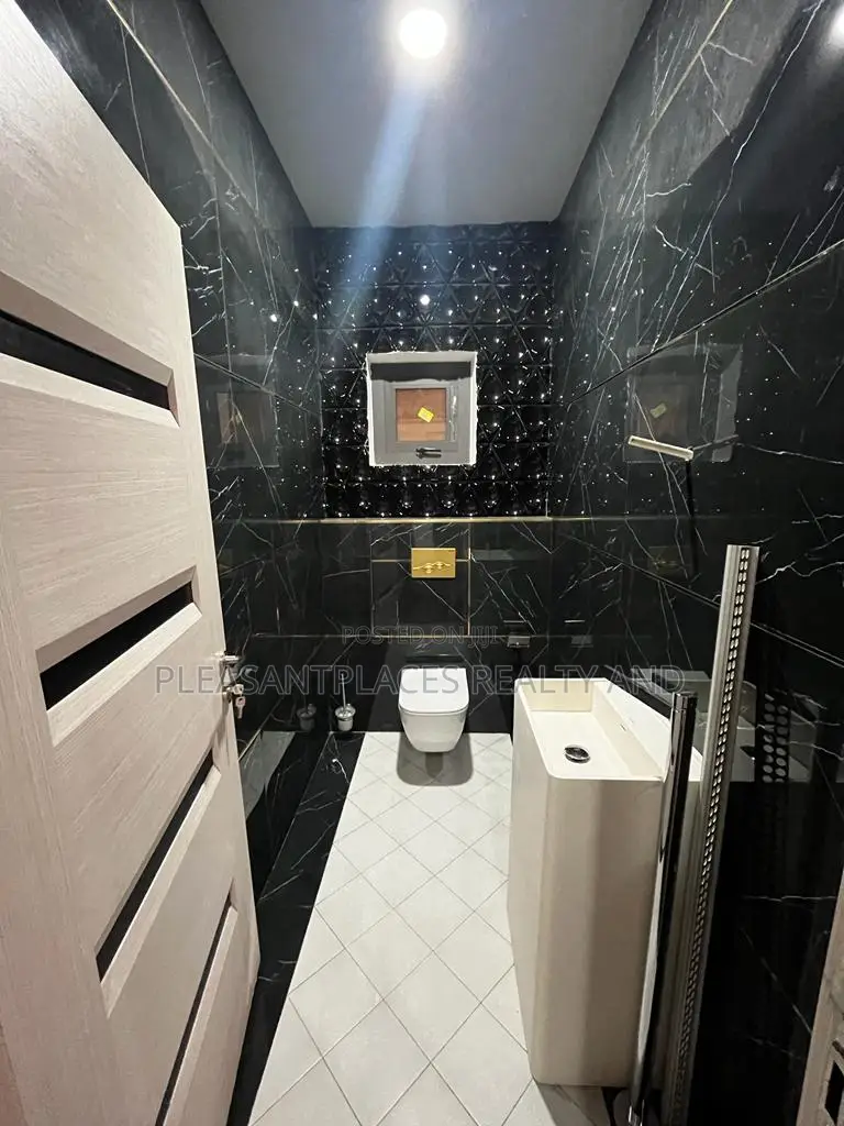 5bdrm Mansion in Pleasantplaces, East Legon for sale