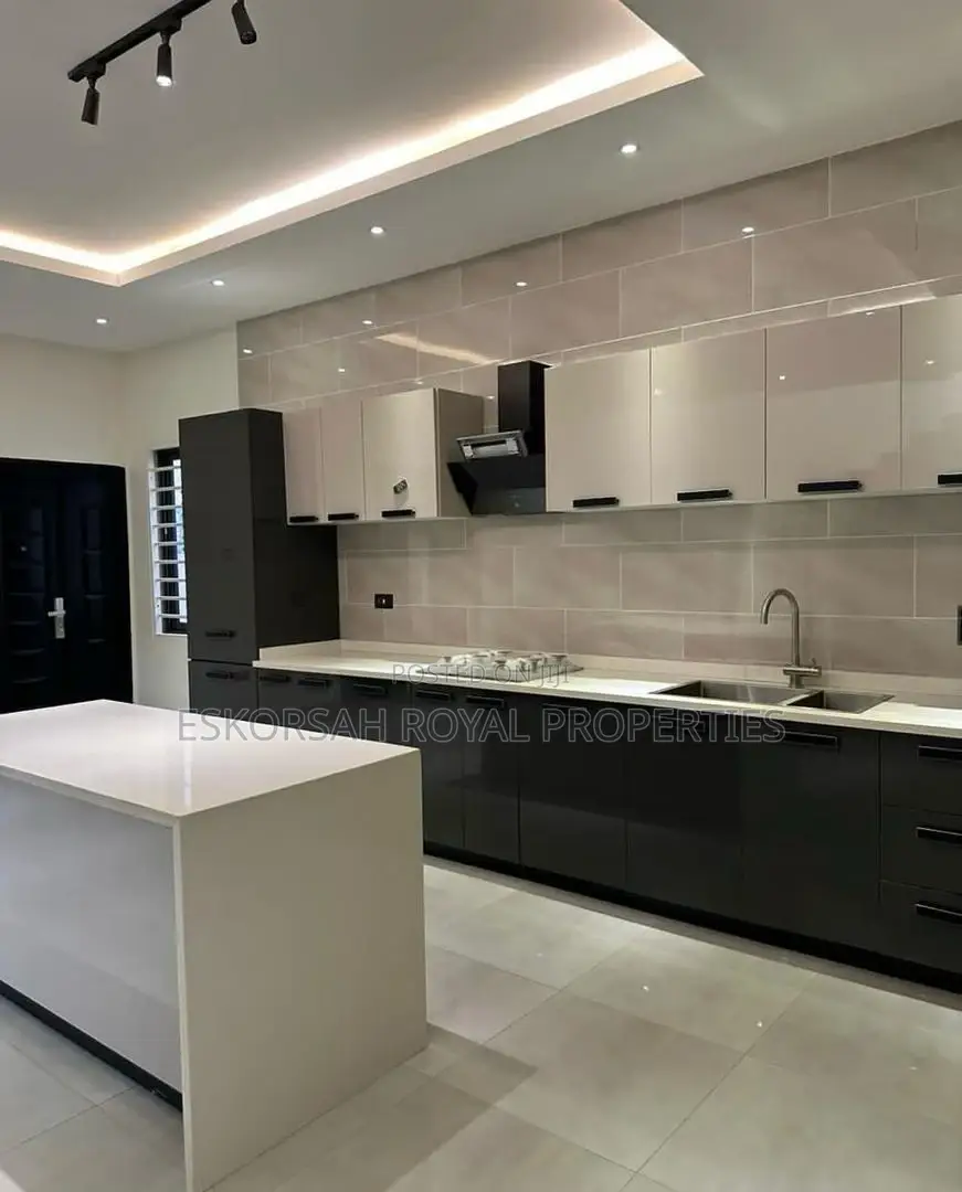 4bdrm House in Lakeside, Ashaley Botwe for sale