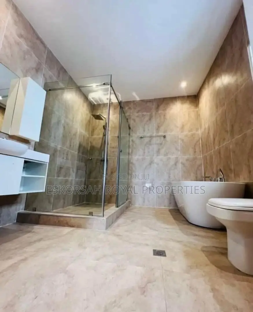 4bdrm House in Lakeside, Ashaley Botwe for sale