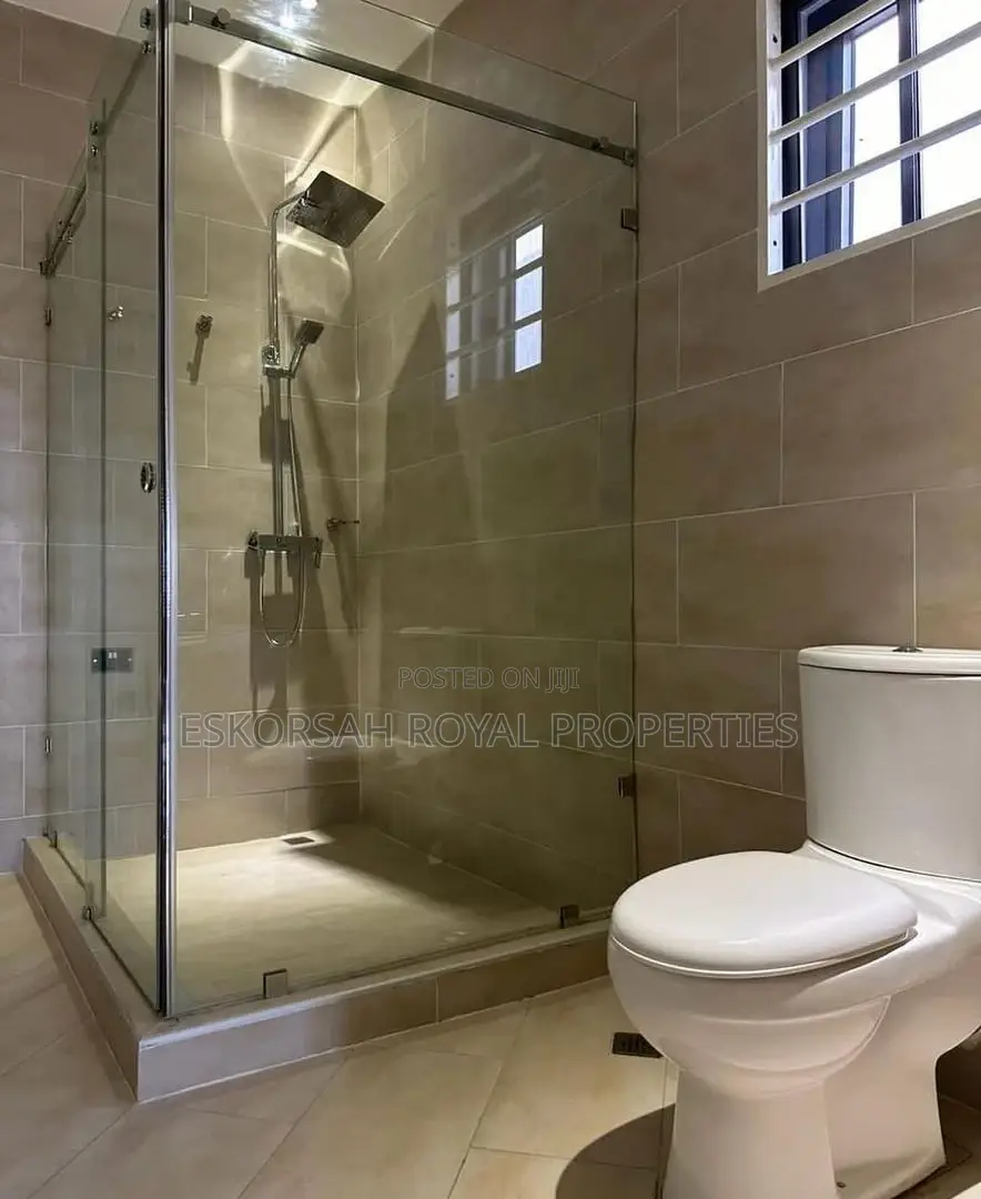 4bdrm House in Lakeside, Ashaley Botwe for sale
