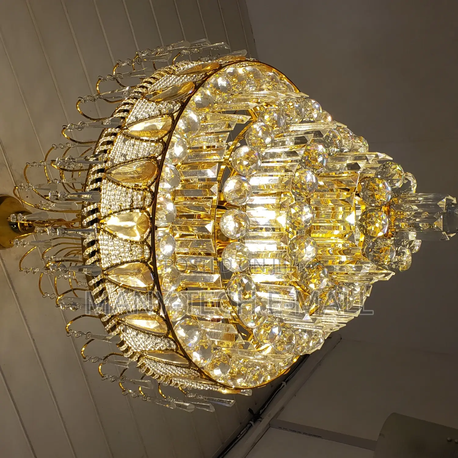 Luxurious Crystal Chandelier.
