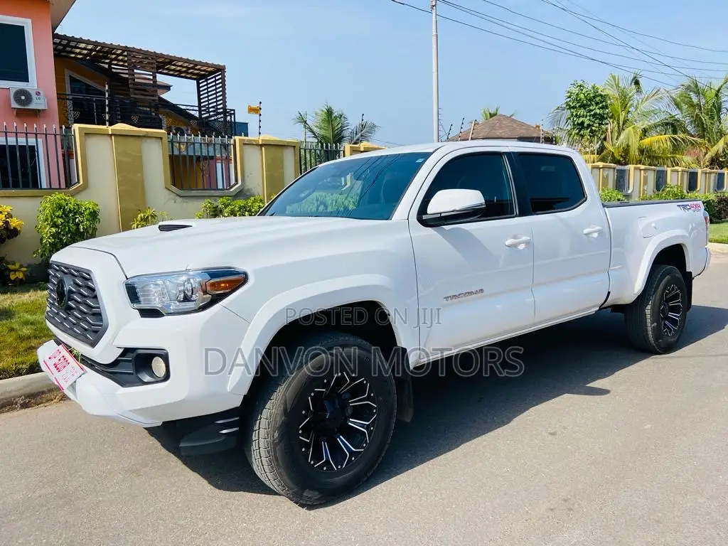 Toyota Tacoma 2023 White
