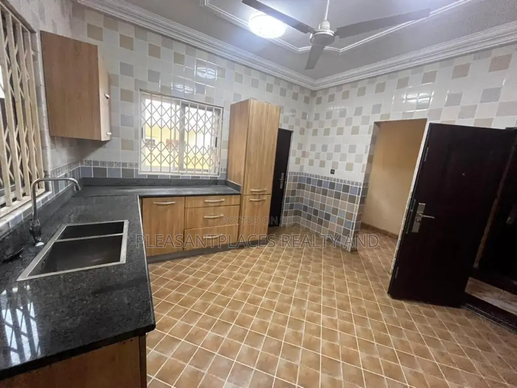 4bdrm Duplex in Pleasantplaces, East Legon for rent