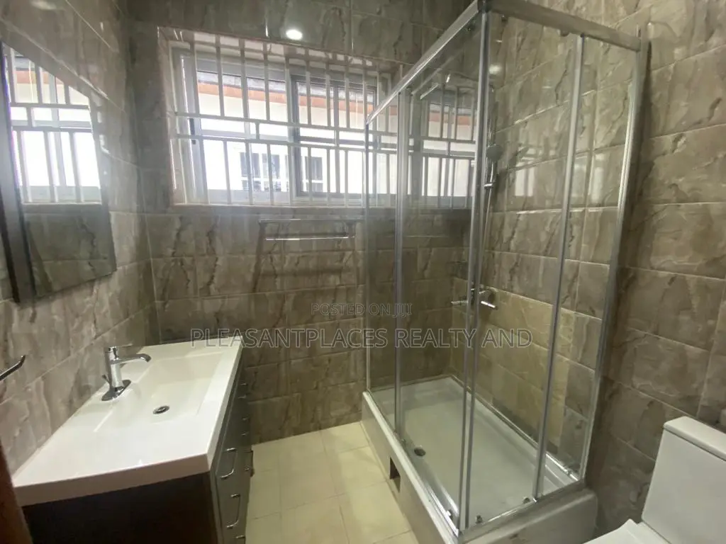 4bdrm Duplex in Pleasantplaces, East Legon for rent