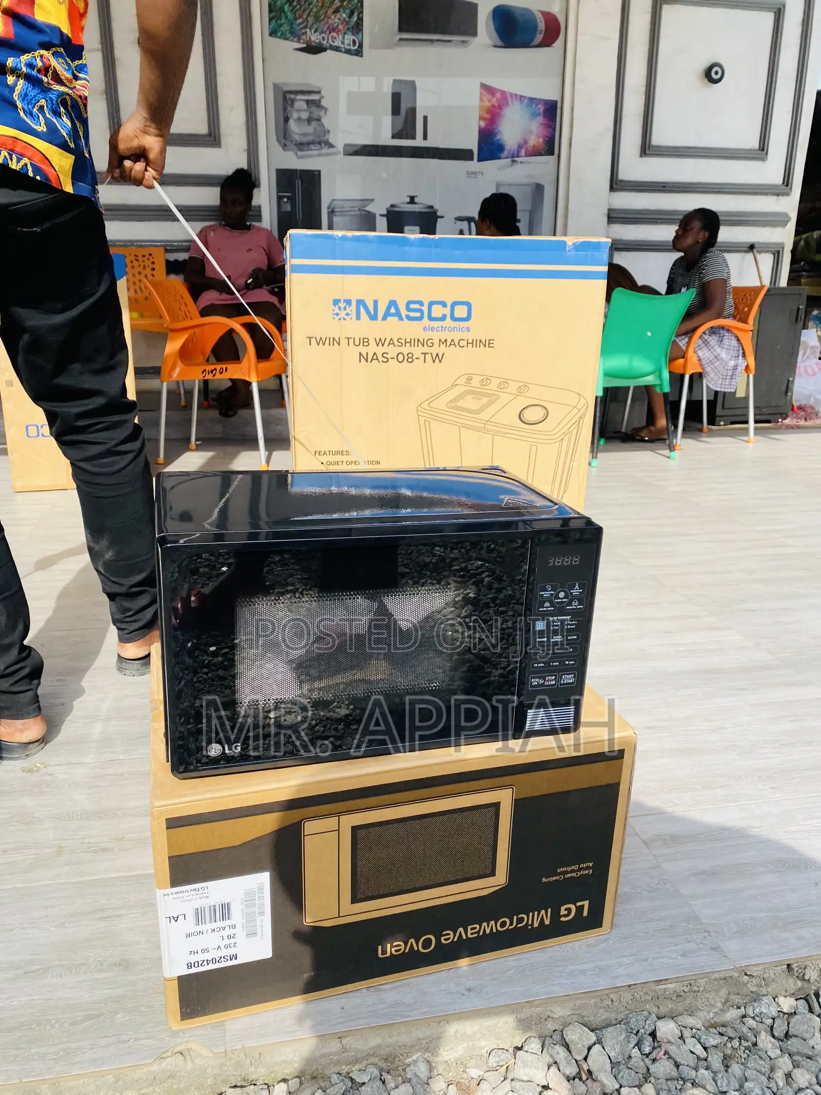 Durable LG Ms2042db 700watt Electric Microwave Oven.