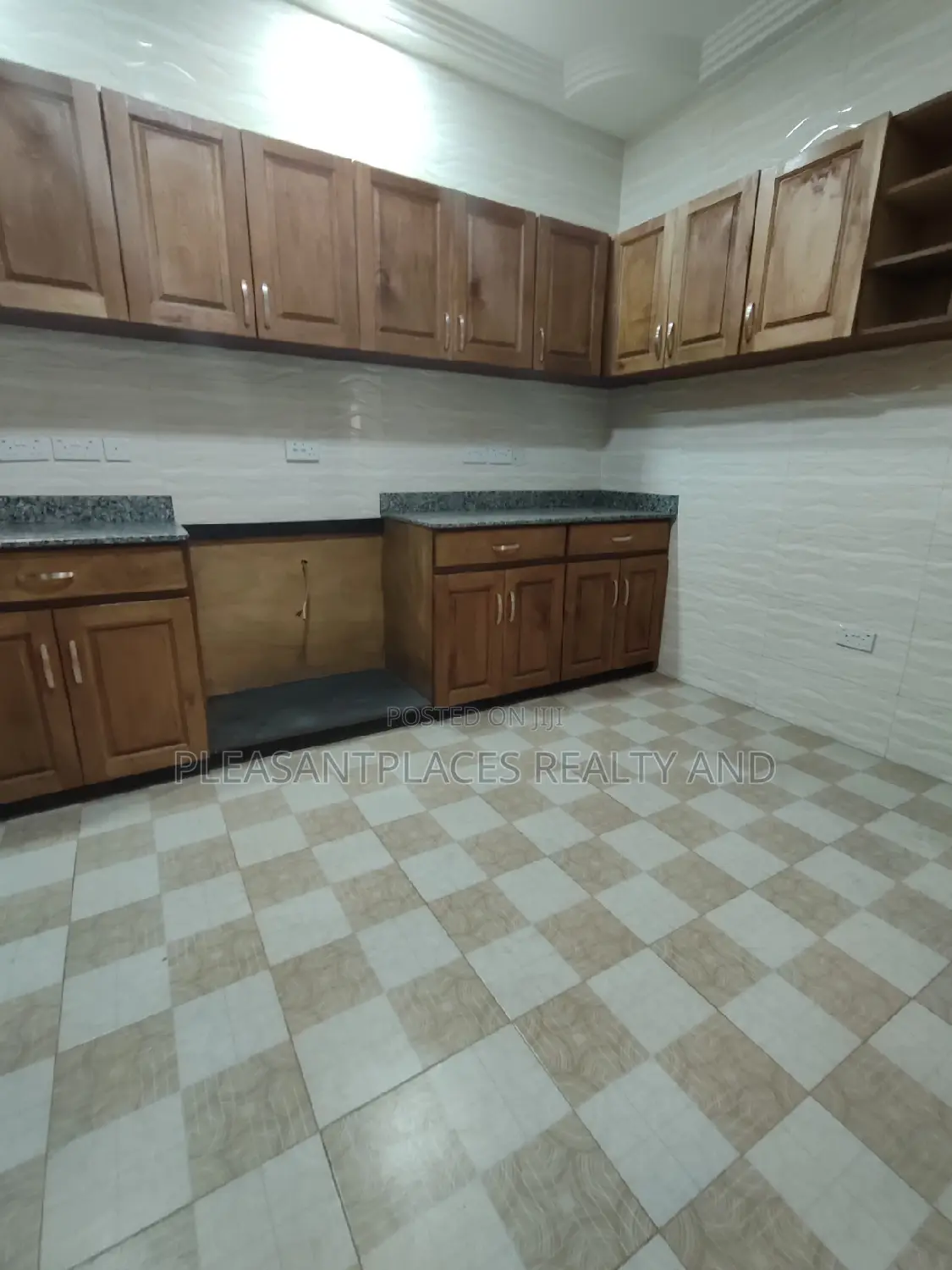 4bdrm Duplex in Pleasantplaces, East Legon for rent