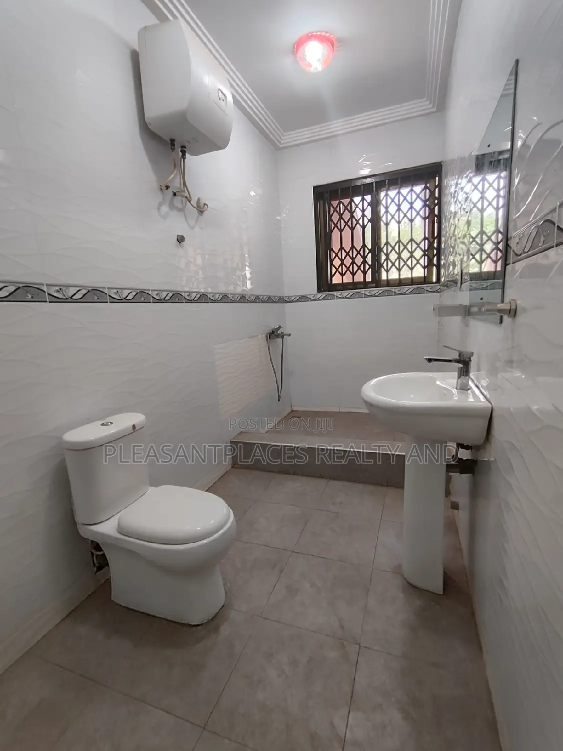 4bdrm Duplex in Pleasantplaces, East Legon for rent