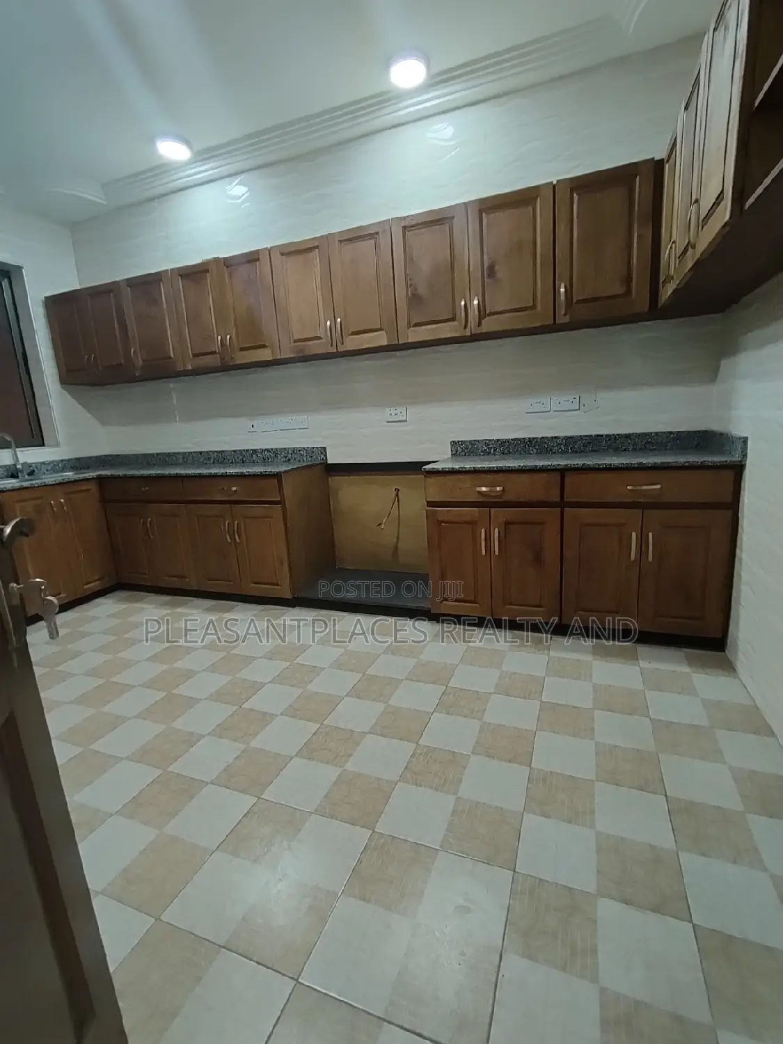 4bdrm Duplex in Pleasantplaces, East Legon for rent