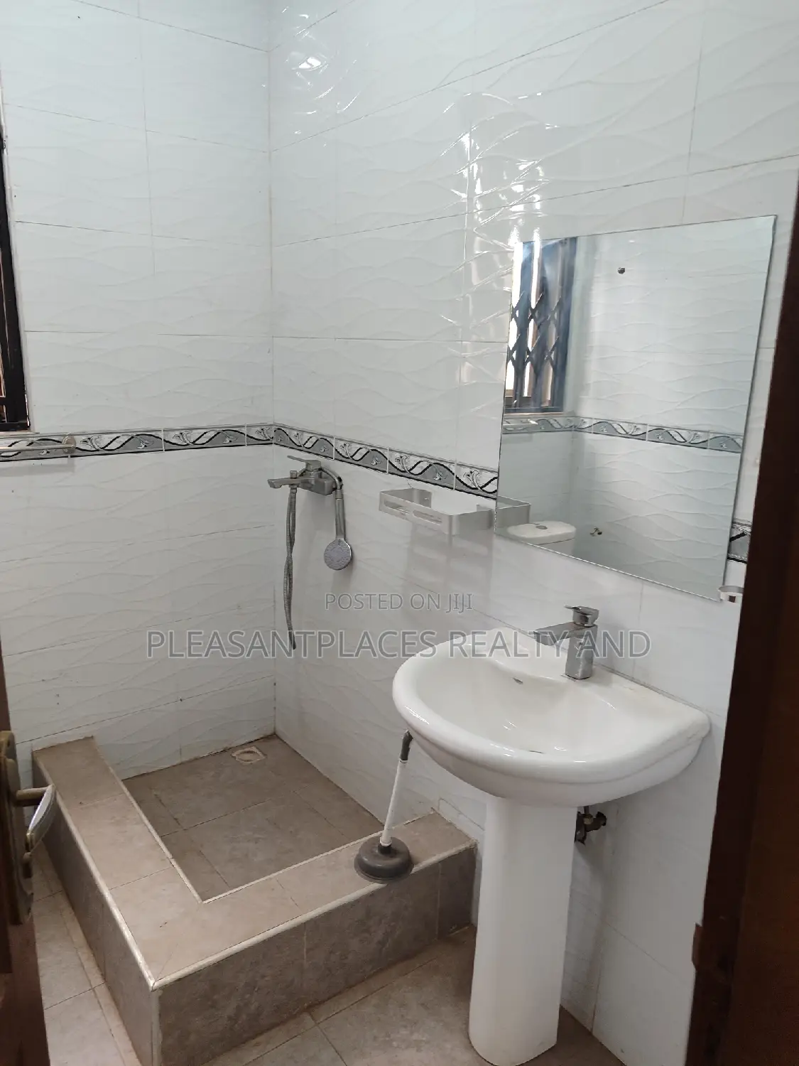 4bdrm Duplex in Pleasantplaces, East Legon for rent
