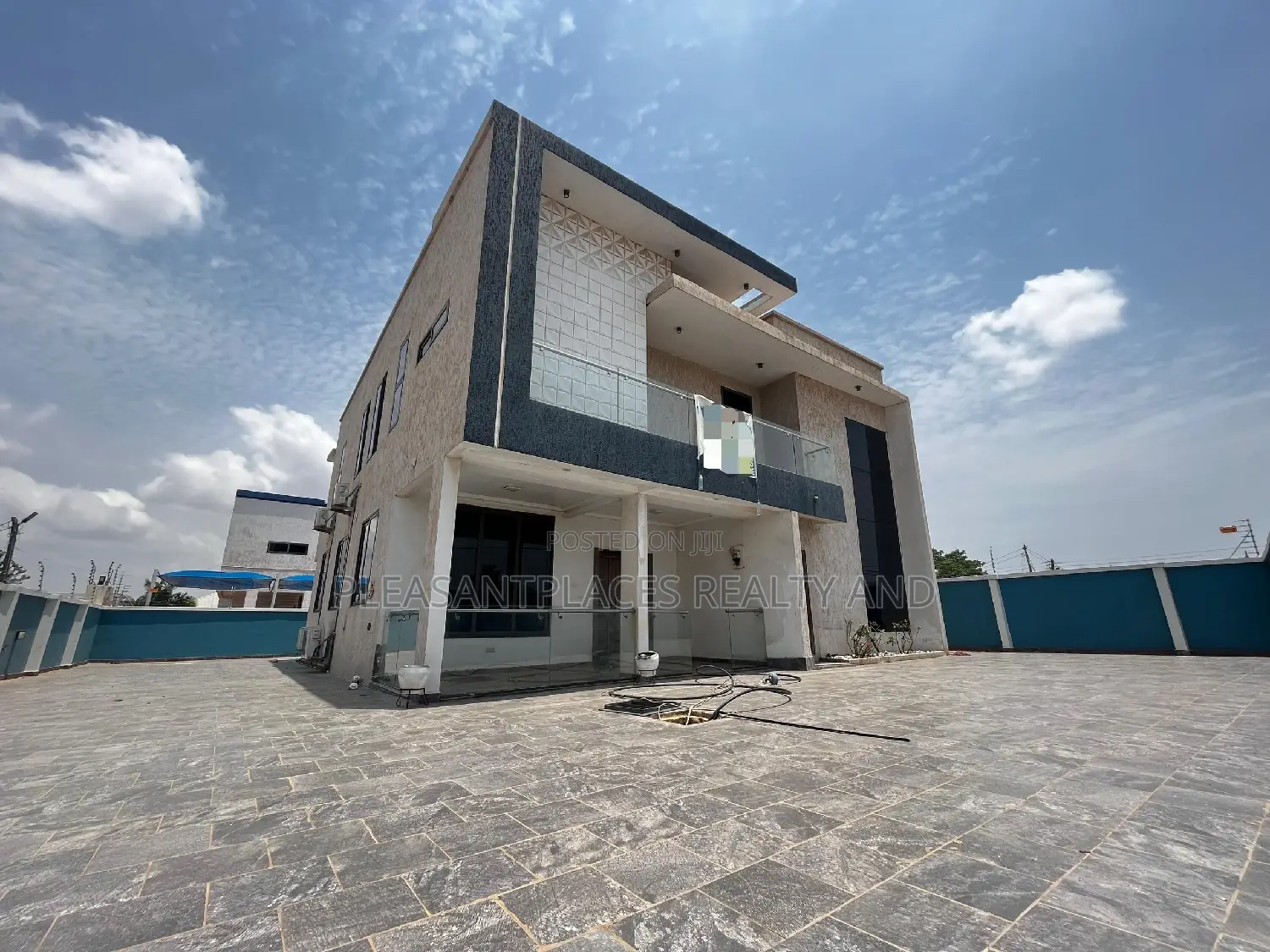 4bdrm Duplex in Pleasantplaces, Adjiriganor for sale