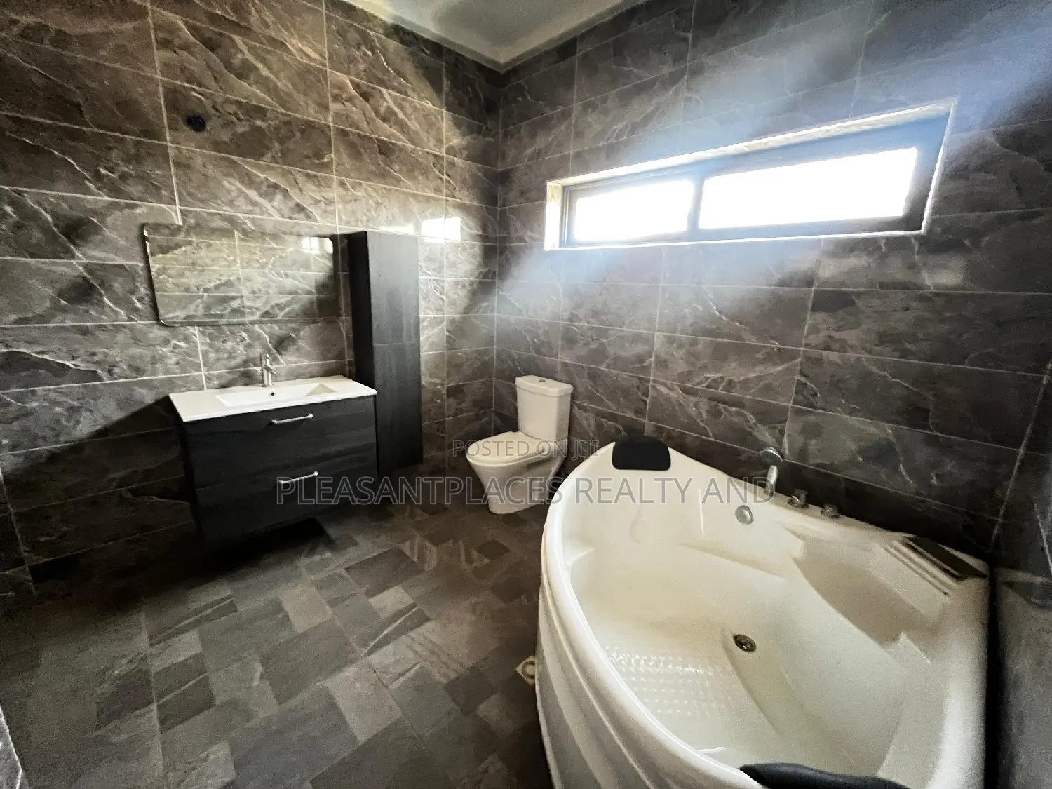 4bdrm Duplex in Pleasantplaces, Adjiriganor for sale