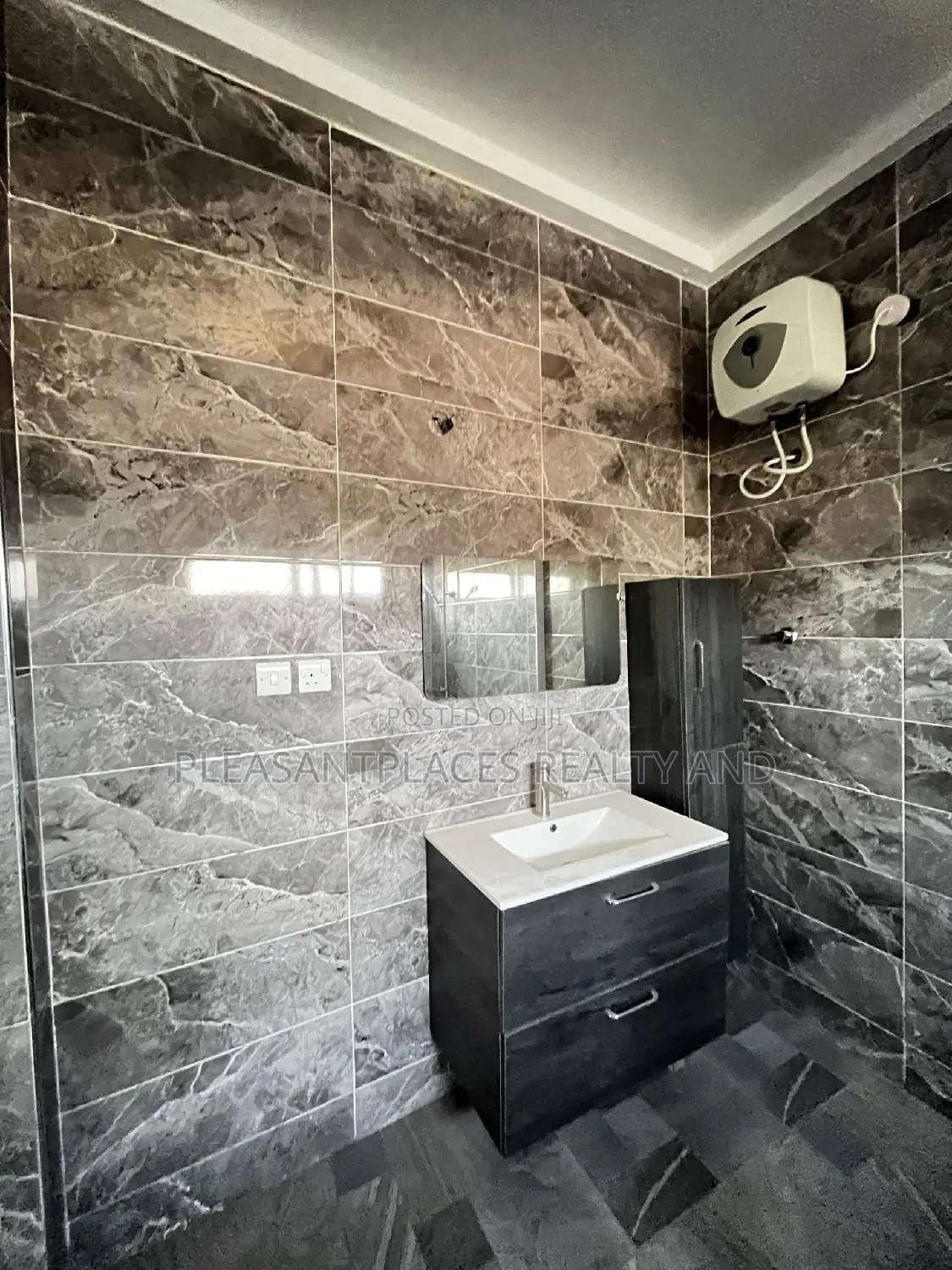4bdrm Duplex in Pleasantplaces, Adjiriganor for sale
