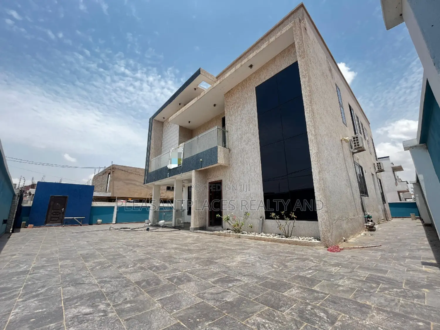 4bdrm Duplex in Pleasantplaces, Adjiriganor for sale