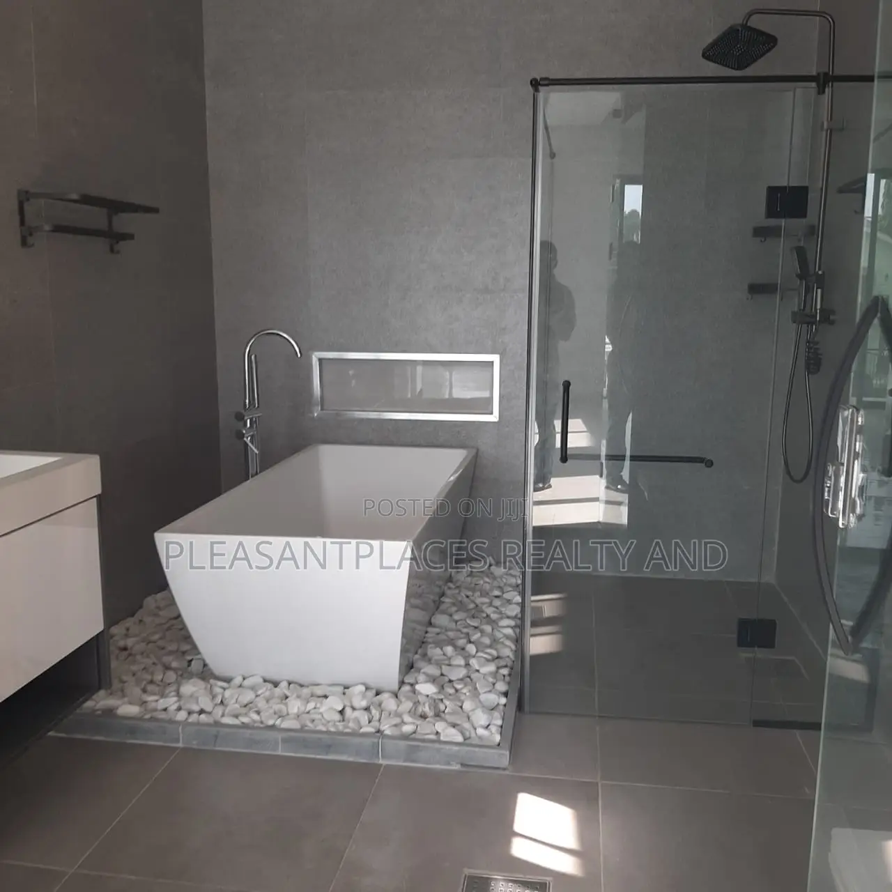 4bdrm Duplex in Pleasantplaces, East Legon for sale