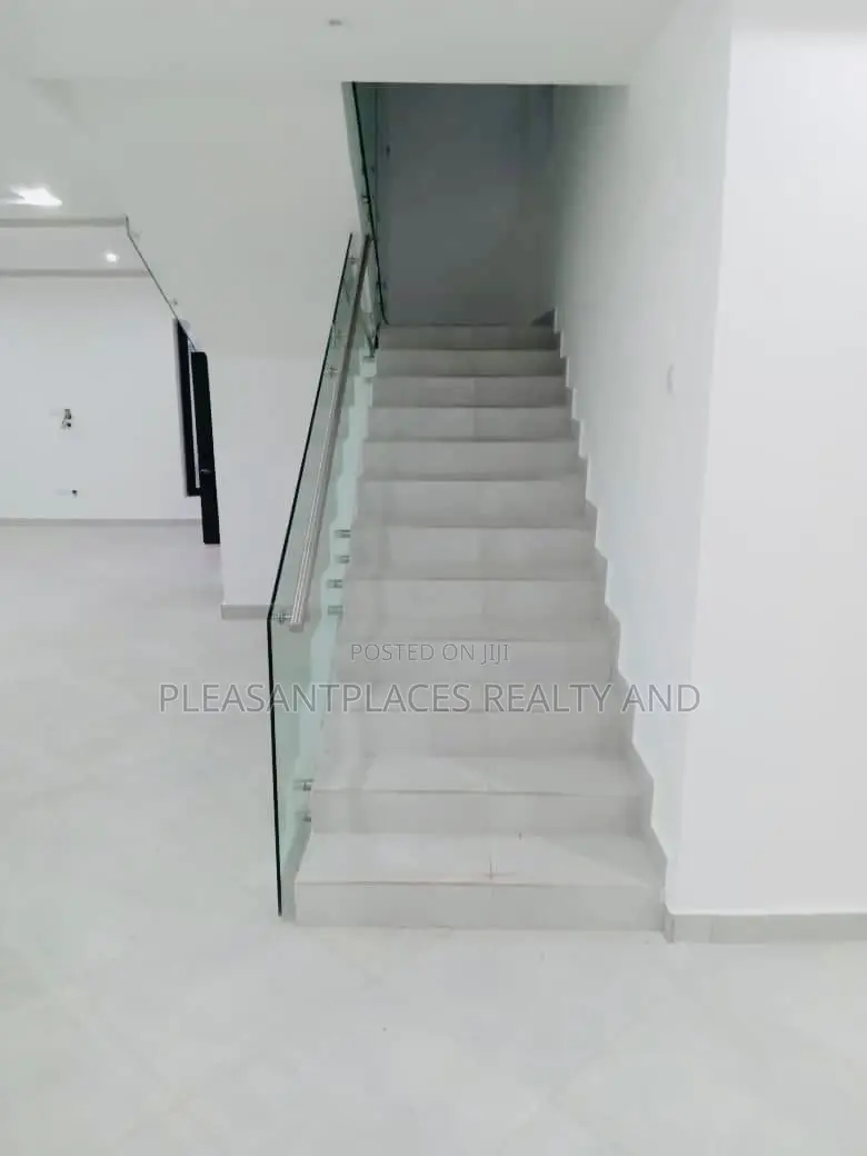 4bdrm Duplex in Pleasantplaces, East Legon for rent