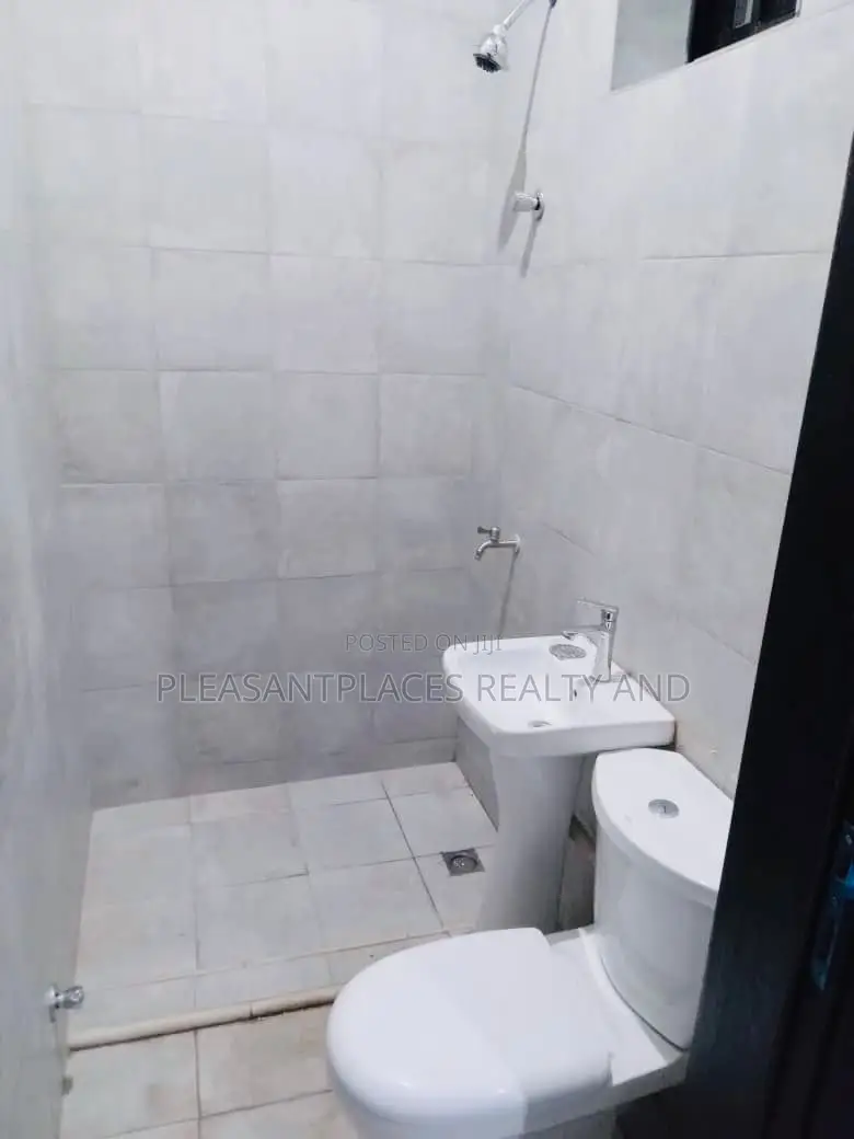4bdrm Duplex in Pleasantplaces, East Legon for rent